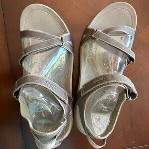 Women's Size 10 NEW Beige Teva Sandals